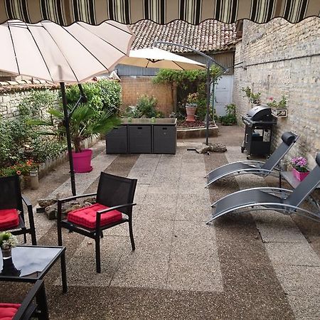 Maison Le Trefle Chef-Boutonne Exterior foto