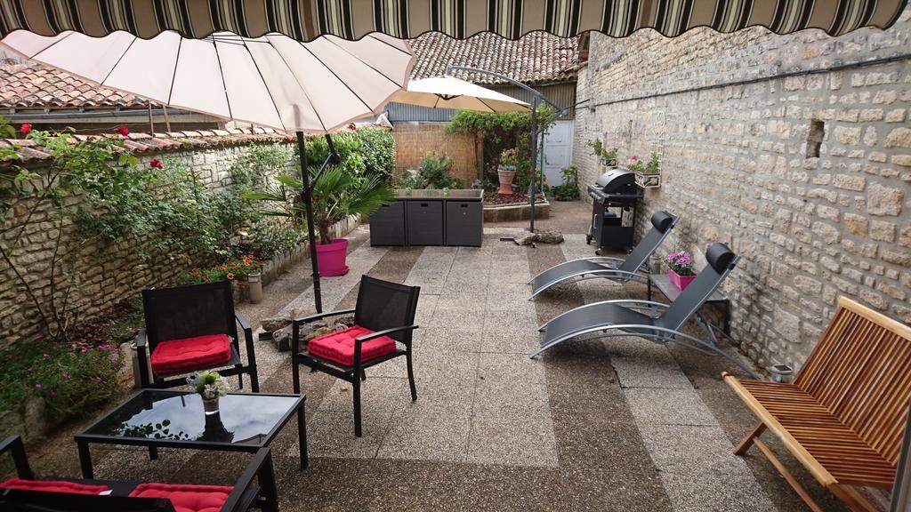 Maison Le Trefle Chef-Boutonne Exterior foto