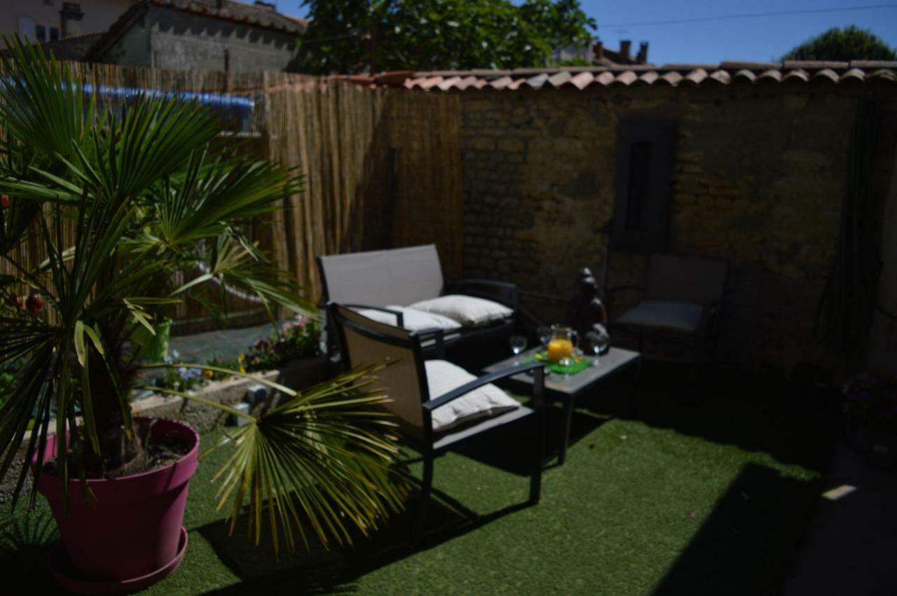 Maison Le Trefle Chef-Boutonne Exterior foto